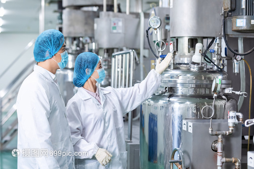 化工廠技術工人介紹機器設備